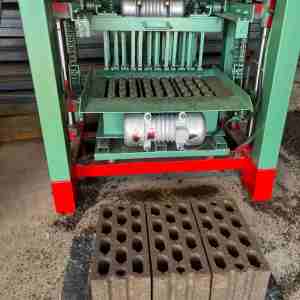 Máquina para Fabricar Ladrillos Huecos de Dimensiones Precisas, Duradera, Confiable y Automática, con Sistema de Enclavamiento - Product Image 4