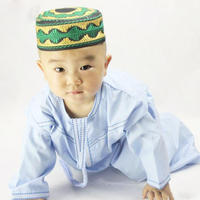 Nouveau design Robe abaya à col rond pour garçons de 1 à 6 ans en cachemire pour le culte islamique traditionnel pour les musulmans de Dubaï