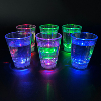 Logo personnalisé en usine OEM Verre à liqueur en plastique lumineux à LED de 60ml 2oz activé par liquide pour discothèque de fête