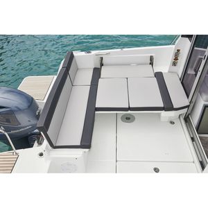 Barco Jeanneau Merry Serie 795 2026 con Motor de Gasolina, 26 pies 8 pulgadas de eslora, 2+2 Camarotes, Velocidad de 30-35 Nudos - Product Image 4