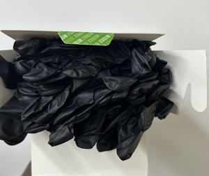 قفازات نيتريل للاستخدام مرة واحدة بسماكة 3-4 ميل لصالونات التجميل والوشم، متوفرة باللون الوردي والأسود والأزرق، خالية من البودرة ومناسبة للتنظيف في المطبخ - Product Image 5