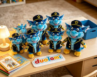 Peluche personnalisée OEM ODM Dragon de dessin animé, jouet en peluche doux avec casquette de pilote bleue pour enfants, cadeau, poupée en peluche personnage de dessin animé