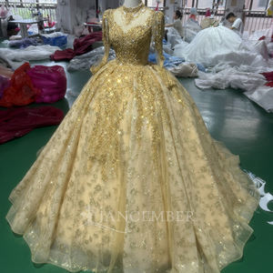 Vestido de Quinceañera Moderno Dorado con Mangas Largas, Lentejuelas, Cuentas y Encaje, Cola Capilla, Largo hasta el Suelo, para Fiesta de Noche - Product Image 2