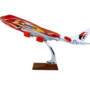 โมเดลเครื่องบินเรซิ่น <span class=keywords><strong>Boeing</strong></span> <span class=keywords><strong>B747</strong></span> สีแดงของมาเลเซีย ขนาด 47 ซม. สเกล 1/150 พร้อมปีกคงที่และฐานตั้งโชว์ - Product Image 1