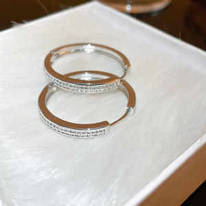 Tiffany & Co. Boucles d'oreilles créoles en argent 925 plaqué rhodium avec cristaux sertis, classiques pour femme, à porter au quotidien - Product Image 4