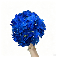 Arrangements floraux de mariage aux tons bleu Klein, bleu saphir profond, bleu royal, roses en soie, pivoines, centres de table hauts pour plafonds.