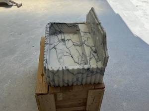 Vasque de salle de bain intégrée en marbre Arabescato de luxe, durable, avec façade cannelée, fabriquée à la main, en pierre naturelle polie/affinée - Product Image 1