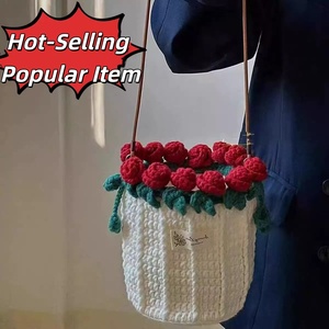 กระเป๋าถือถักโครเชต์ลายดอกกุหลาบแฮนด์เมด ของขวัญสุดโรแมนติกสำหรับแฟนสาว เพื่อนสนิท วันวาเลนไทน์ สินค้ามีจำนวนจำกัด - Product Image 4