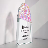 Trophée de montagne en verre cristal personnalisé, coloré, taillé et gravé, pour reconnaissance personnelle et honorificence