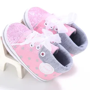 Çin fabrika tuval spor bebek kız tasarlanmış 0-2 yıl dantel-up bebek ayakkabıları