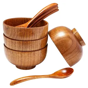 Ciotole e cucchiai in legno fatti a mano per riso