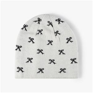 Bonnets en tricot respirants de style rétro pour fiançailles, créant des courbes charmantes, bonnets de course personnalisés - Product Image 1
