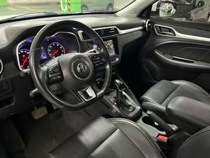 MG ZS 1.5L d'occasion, édition Confort, boîte manuelle, SUV, conduite à gauche, sièges en cuir, toit ouvrant foncé, caméra de recul, traction avant, toit en alliage d'aluminium, jantes R17 - Product Image 6