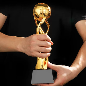 ถ้วยรางวัลเรซิ่นขนาดใหญ่แบบกำหนดเองได้ พร้อมฐานโลหะสร้างสรรค์ ถ้วยรางวัลคริสตัลใหม่สำหรับงานผลิตรางวัล แกะสลักบนกระจกพิมพ์ลายด้วยแสงยูวี - Product Image 3