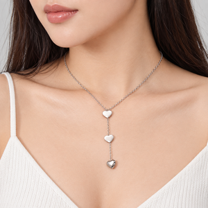 Collar Lariat de Tres Corazones de Acero Inoxidable en Tono Plateado Pulido con Cadena Fina en Forma de Y - Product Image 5