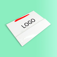 Sac en papier écologique personnalisé avec logo imprimé sur ruban blanc et rouge pour cadeaux et vente au détail