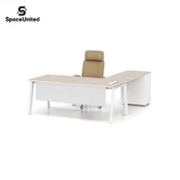 Bureau de direction en forme de L SpaceUnited avec structure en acier et panneau d'intimité, poste de travail ergonomique moderne avec rangement