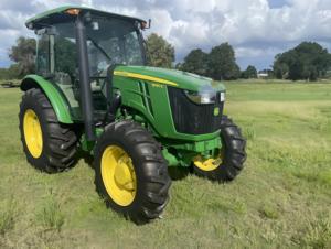 Tractor Utilitario John Deere 5090E 2019, Motor PowerTech de 90HP, Tractor Agrícola MFWD con Transmisión PowrReverser para Trabajos de Carga - Product Image 2