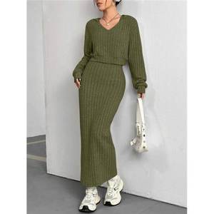 Top de manga larga con cuello en V y Sudadera con capucha verde oscuro de temperamento retro personalizado con <span class=keywords><strong>falda</strong></span> larga del mismo color Conjunto de dos piezas para mujer - Product Image 4