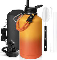 Botol air kaca 56oz dengan sedotan dan pegangan tutup, lengan pelindung, botol kaca motivasi olahraga setengah galon