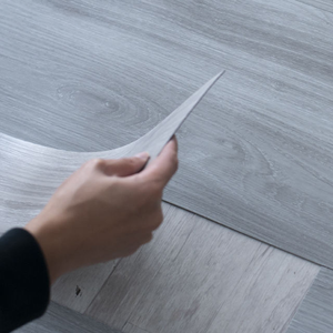 Losetas Vinílicas con Textura de Madera, LVT Autoadhesivas, Revestimiento de PVC Impermeable para Uso <span class=keywords><strong>en</strong></span> Interiores <span class=keywords><strong>en</strong></span> Escuelas y Hoteles - Product Image 1