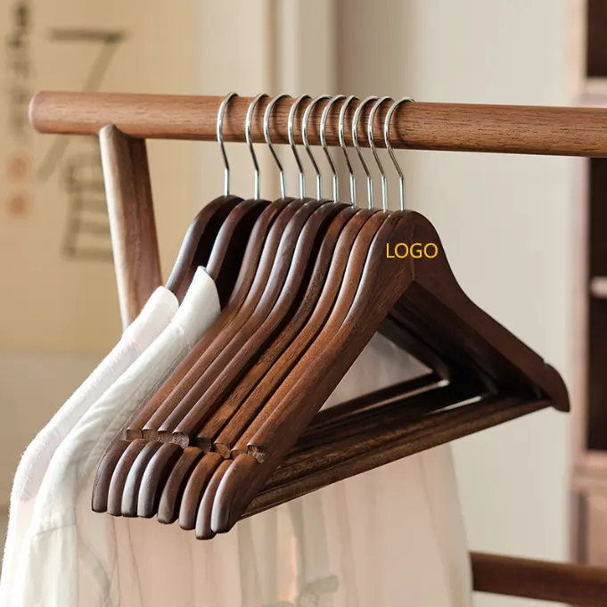 شماعات ملابس مخصصة من الخشب مع شعار من JINSHENG مبيع بالجملة من المصنع قلادات لمعطف فندقية خشبية قلادات ملابس خشبية