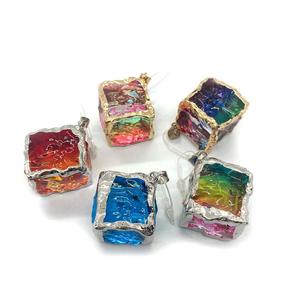 Pendentif cube de cristal arc-en-ciel écrasé |   Breloque carrée en pierre précieuse à dégradé irrégulier avec bords électroplaqués pour la fabrication de bijoux DIY - Product Image 2