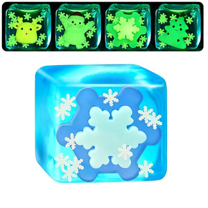 Cube anti-stress souple et lumineux Noël, jouet en forme de bonbon au malt à récupération lente - Product Image 6