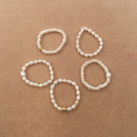 Mehrreihige Perlenringe Natürliche Süßwasserperlen Geometrische Ringe für Mädchen Handgefertigter Naturperlenring mit Goldperlen 3-4 mm