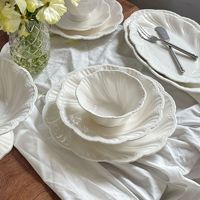 Service de table de luxe en porcelaine fine blanche, assiettes et bols à dîner à motif floral, ensembles de vaisselle en céramique pour mariage, assiettes de présentation