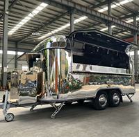 Un food truck de cuisine complet capable de fournir des services tels que des glaces, des pizzas, du café, des hot-dogs, etc.