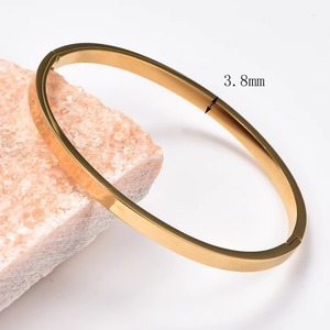 Bracelet jonc géométrique lisse en acier inoxydable étanche pour un style neutre et tendance – Idéal comme cadeau de bijoux - Product Image 6