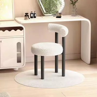 Chaise de restaurant moderne en velours avec coussin, structure en fer, design imperméable pour cafés et restaurants