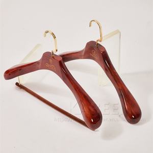 לוגו מותאם אישית קולב עץ מלא עם קולב עץ חום עבור חליפת מעיל גברים אחסון תיק בגדים בארון בגדים - Product Image 3