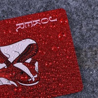 Jeu de cartes à jouer au poker en plastique rouge avec logo personnalisé vente en gros pour jeu de société avec emballage personnalisé pour utilisation promotionnelle