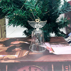 Figura de Ángel de Cristal Soplado Transparente con Campana para Adornos Navideños - Product Image 3