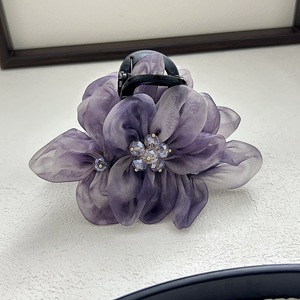 Pinza de Pelo con Flor de Cristal Degradado Azul Estilo Real Parisino para Cabello Fino - Pinza de Tiburón Hecha a Mano Estilo Dulce - Product Image 4