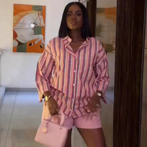 <span class=keywords><strong>Completo</strong></span> <span class=keywords><strong>Donna</strong></span> Africano Nuovo 2026: Cardigan Ampio <span class=keywords><strong>e</strong></span> <span class=keywords><strong>Camicia</strong></span> a Righe Rosa con <span class=keywords><strong>Pantaloncini</strong></span> – Stile Europeo <span class=keywords><strong>e</strong></span> Americano - Product Image 4