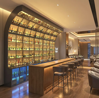 Étagère murale pour vin en acier inoxydable incurvé avec rétroéclairage LED, présentoir à liqueurs mural, armoire de rangement pour bar, hôtel, restaurant