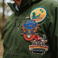MOQ 50 pièces Patch brodé coloré à motif tête de cerf et bois de cerf, style rustique, avec fixation auto-agrippante amovible, pour vêtements, chapeaux, sacs et vestes