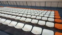 Chaises en plastique ergonomiques robustes et imperméables, sièges fixes pour stades, garantie de 5 ans pour installation permanente dans les sites sportifs
