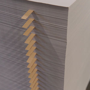 Papel de periódico reciclable de 45 g/m², certificado PEFC, marca Carte Dozio, hecho en Italia, para envolver cosméticos, flores, regalos y logística. - Product Image 1