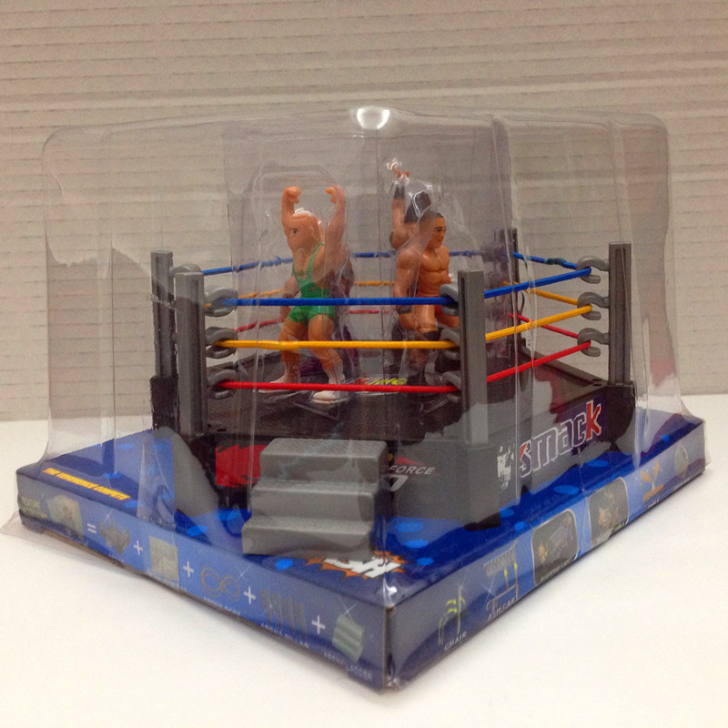 4 lutteurs sur ring hexagonal