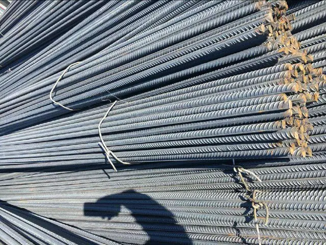 Hrb400 Hrb500 500e 10 mm 12 mm Mineralien und Metallurgie Stahlschienenpreis deformierte Stahlschienen Eisenstäbe für den Bau