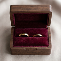 Petite boîte à alliances en bois gravée avec découpe en forme de cœur - Boîte à alliances personnalisable faite à la main pour fiançailles et demande en mariage