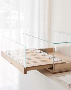 Vitrine de présentation de bijoux sur pied mobile, élégante, en verre, pour petite boutique - Product Image 2