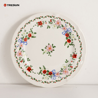 Assiette de présentation de luxe en porcelaine céramique, motif floral rétro gaufré blanc, personnalisable, pour mariage, de la manufacture de vaisselle