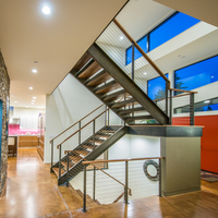 Escalier en métal sur mesure avec design de cloison