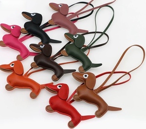 Vente en gros de porte-clés en cuir PU pour chiot teckel-Charme de friandises légères Pendentif de clé de voiture avec matériau en cuir pour sacs - Product Image 1