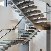 Escalier gain de place avec étagère de rangement, marches en bois et garde-corps en verre, fixation murale
